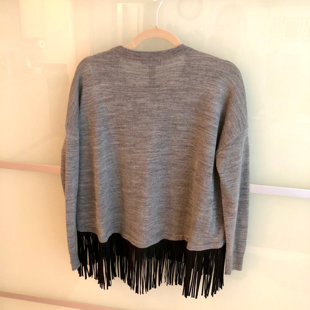 Swingy faux suede fringed gray sweater - Picture 5 of 6